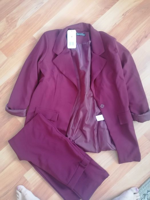Нов дамски костюм, М размер цвят бордо.