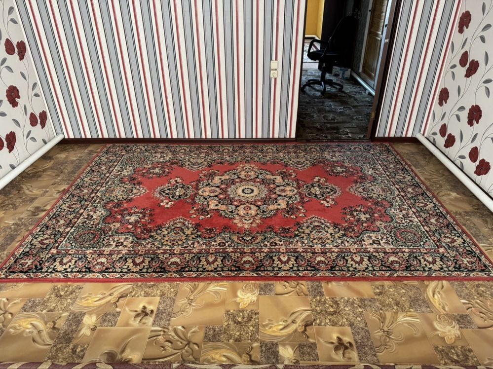 Продам ковры, стол и кресло
