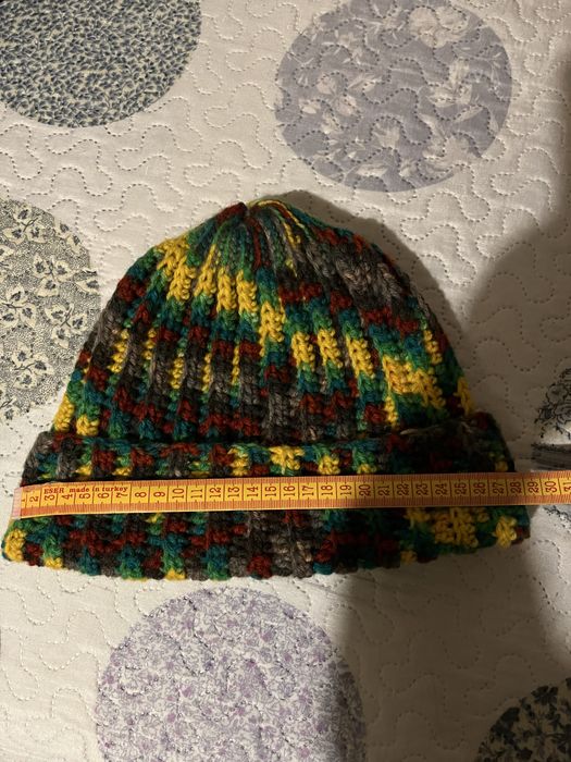 Ръчно плетена дамска шапка