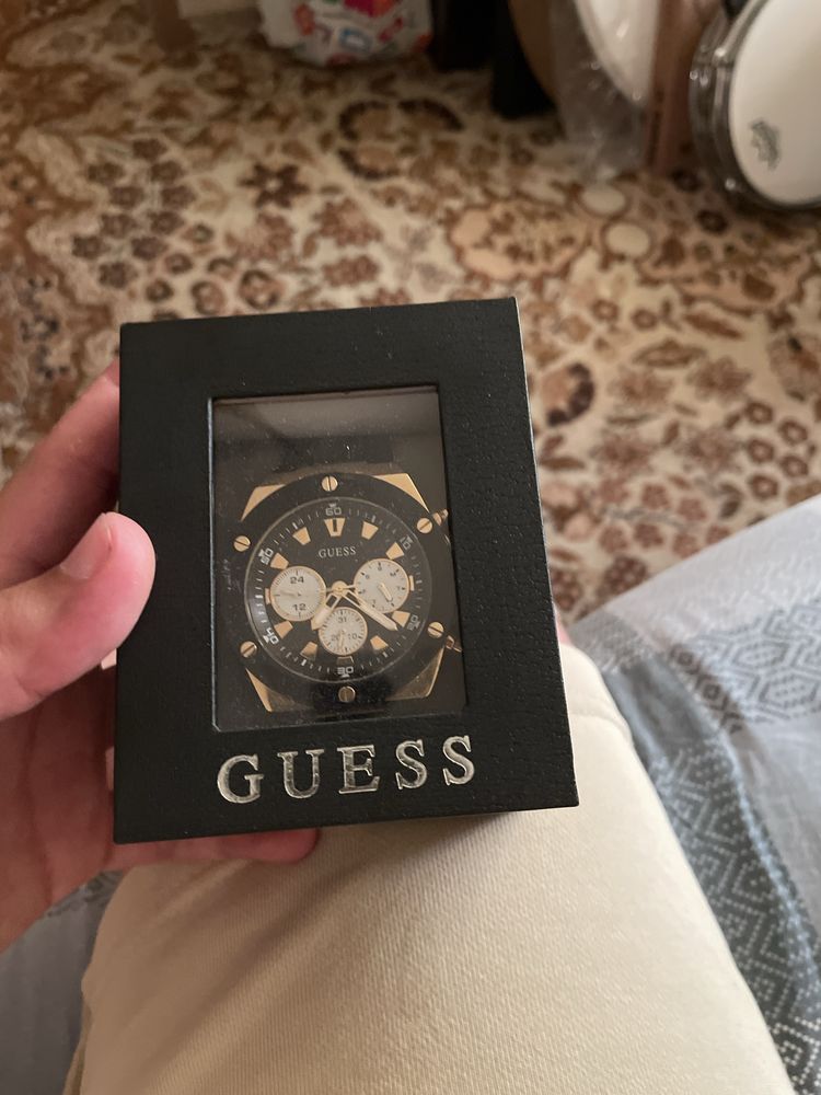 Часовник Guess запазен