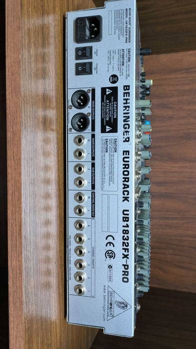 Микшерный пульт Behringer Eurorack UB1832FX-PRO