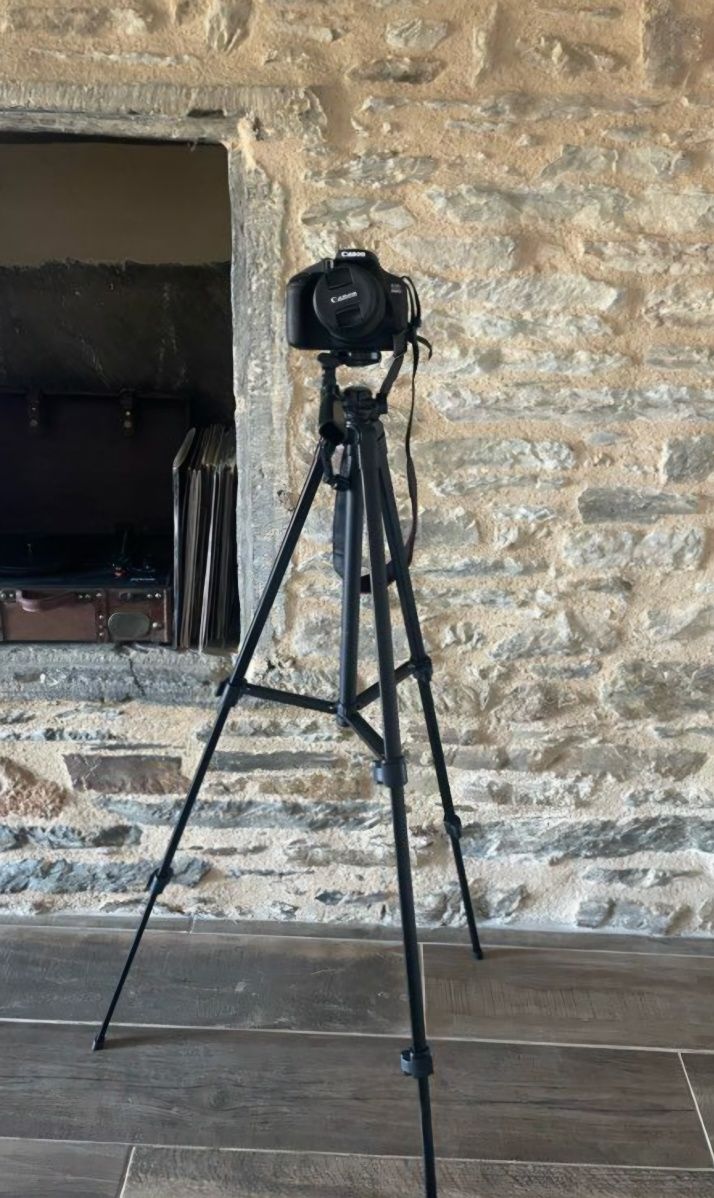 Canon EOS 2000D + Obiectiv 18-55mm – Stare impecabilă