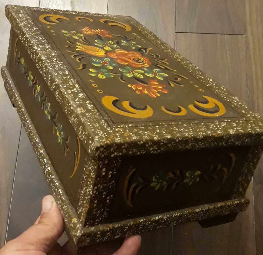Cutie / casetă veche din lemn pentru bijuterii