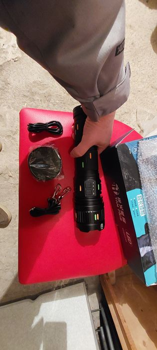 Фонарик, освещения мощный...