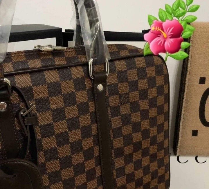 Geanta laptop unisex Louis Vuitton, curea detașabilă, saculet, etichet