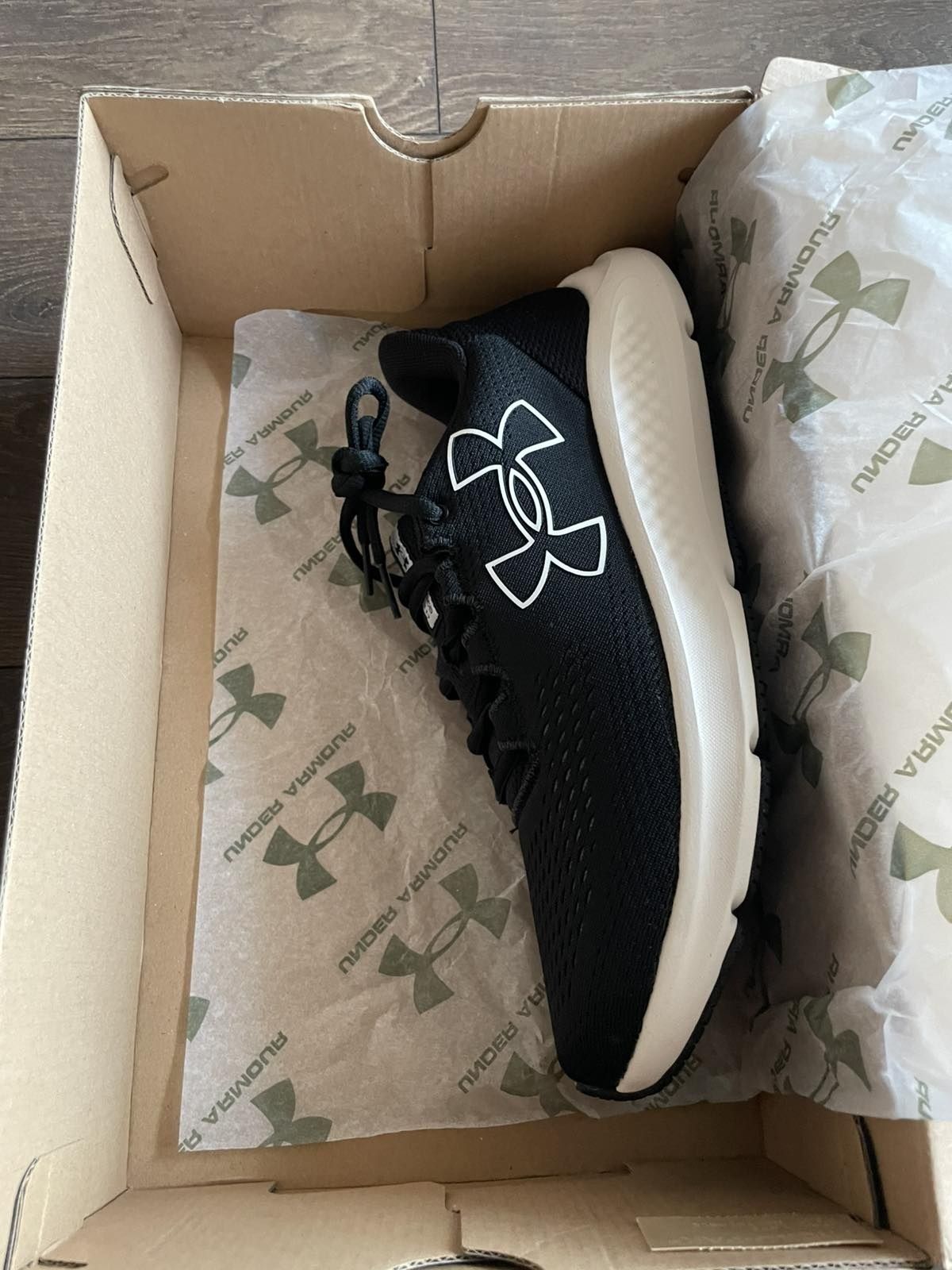 Нови маратонки  UNDER ARMOUR 
42 номер , отговарят на 41 ( гледайте