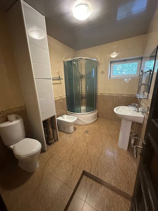 2-комнатная, у. Нукус (ориентир - посольство России)..