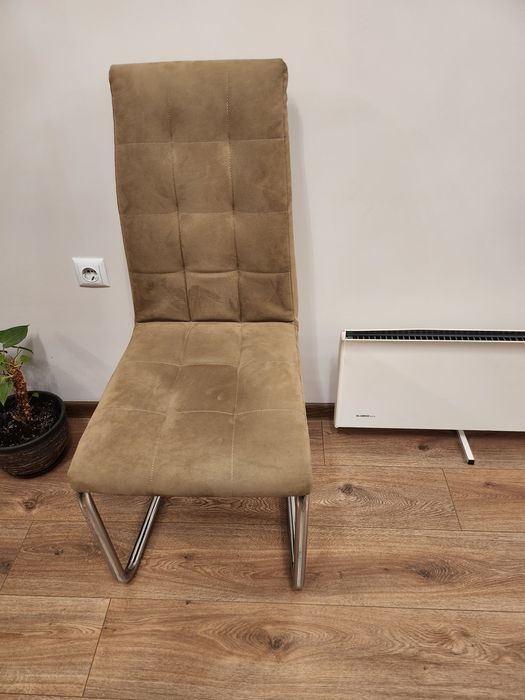 Трапезни столове.Два бели и два кафяви.