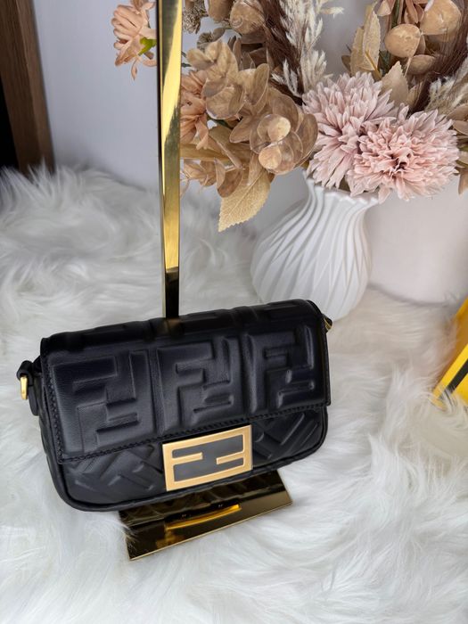 Geanta Fendi Baguette Mini - piele naturala 100%, prezentare completa