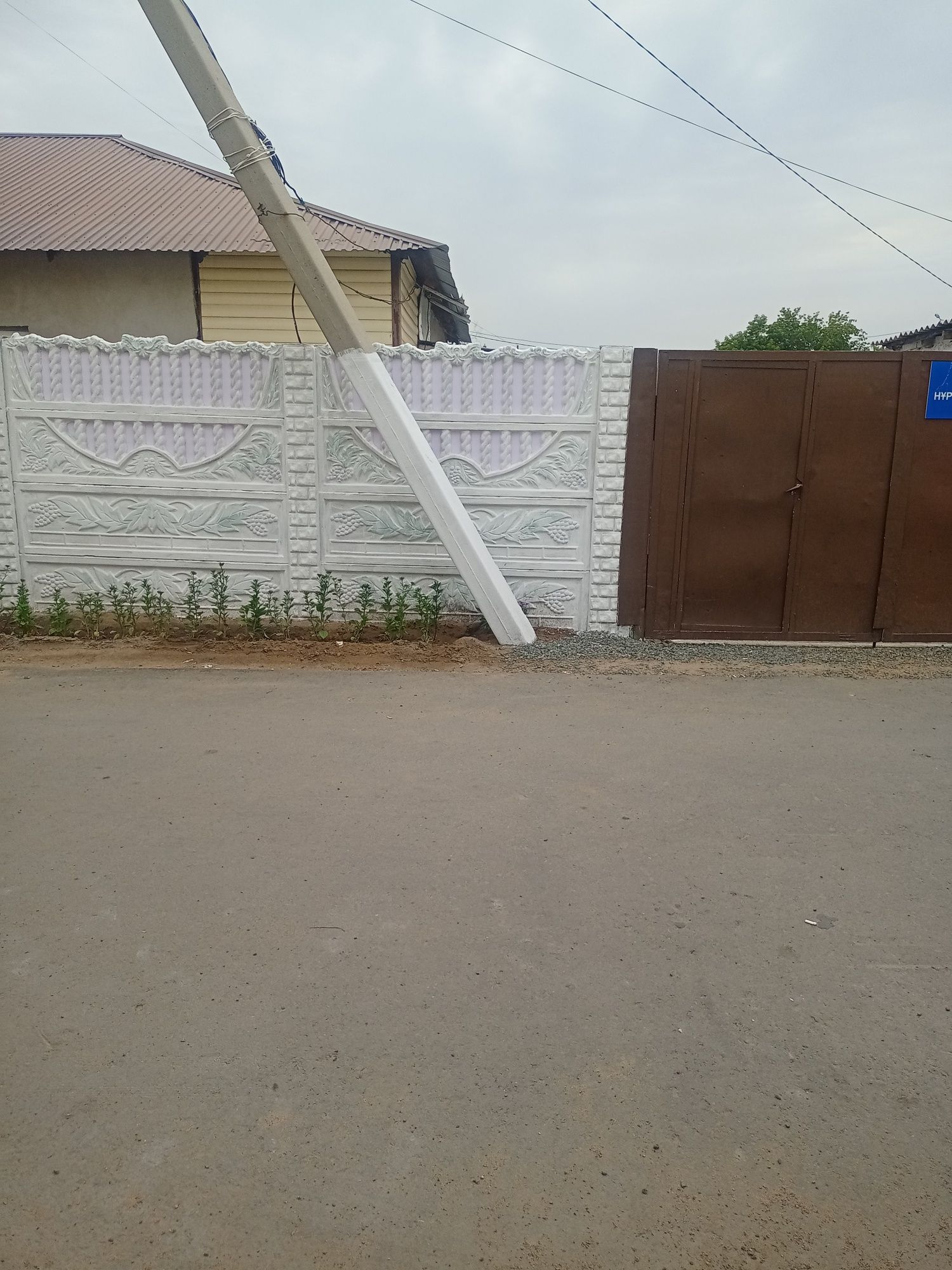 Дом находится в удобн  ом месторасположении.
