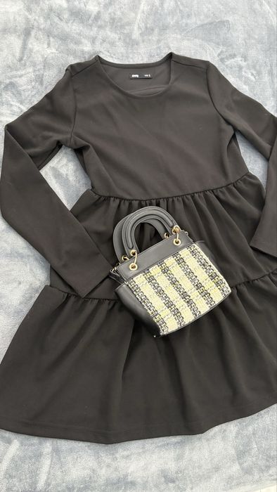 Дамска черна бейсик рокля разкроена