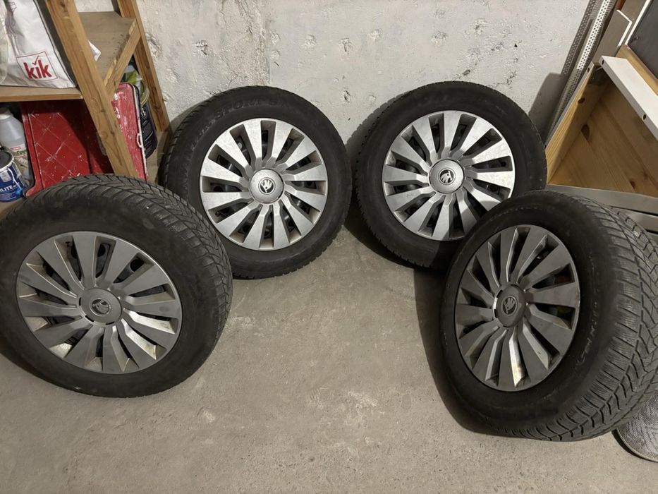 Железни джанти с гуми и тасове