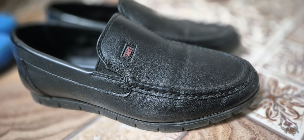 Детская обувь туфли черные 35, бутсы с шыпами 36 , туфли белые 33.