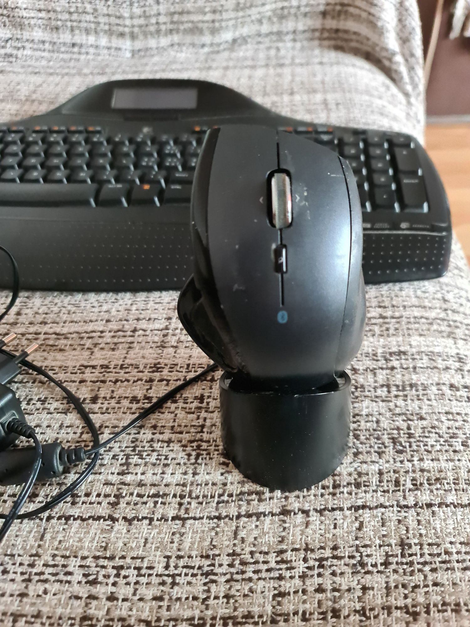 Se vinde tastatura și mas cum se vede în poză.