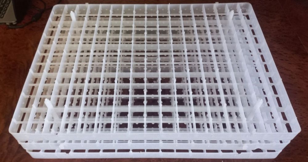 Лоток для 221 перепелинных яйц.