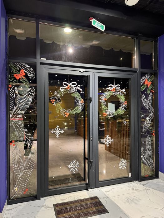 Художник, новогодняя роспись окон