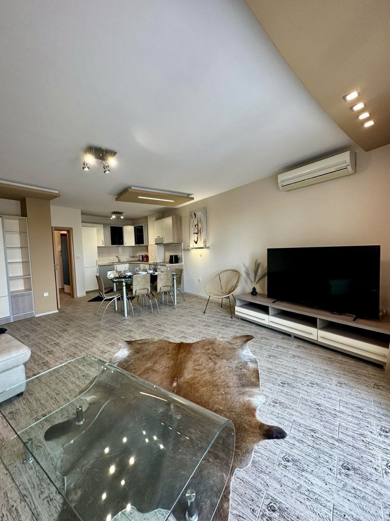 Дава се под наем Двустаен апартамент в Варна, Чайка - 88 кв.м за 765 € - Снимка #2