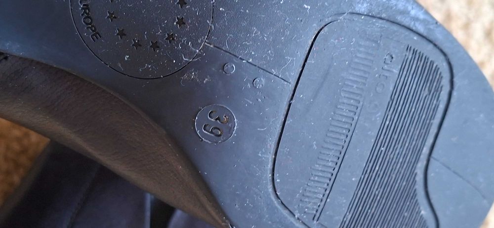 Botine din piele, negre, cu un mic toculet, marimea 39