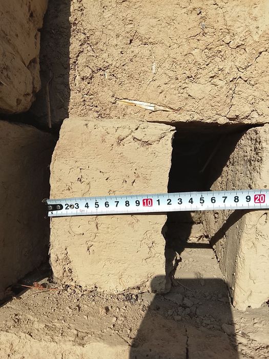 Hom gisht kotasdan uyda quyilgan