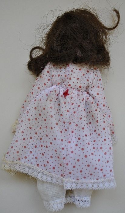 порцеланова кукла с тъжно лице