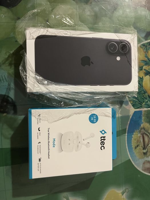 Iphone 16 чисто нов с гаранция и слушалки ttec