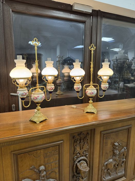 Doua lampi deosebite din bronz si portelan pictat cu abajur din sticla