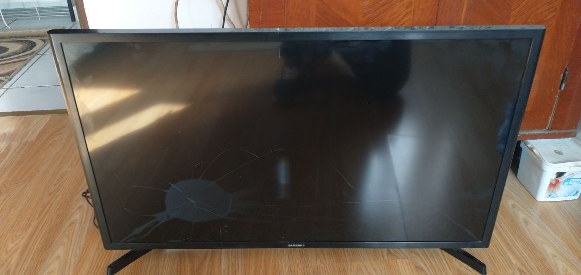 Vand piese televizor / tv Samsung model UE32J5200AW defect display