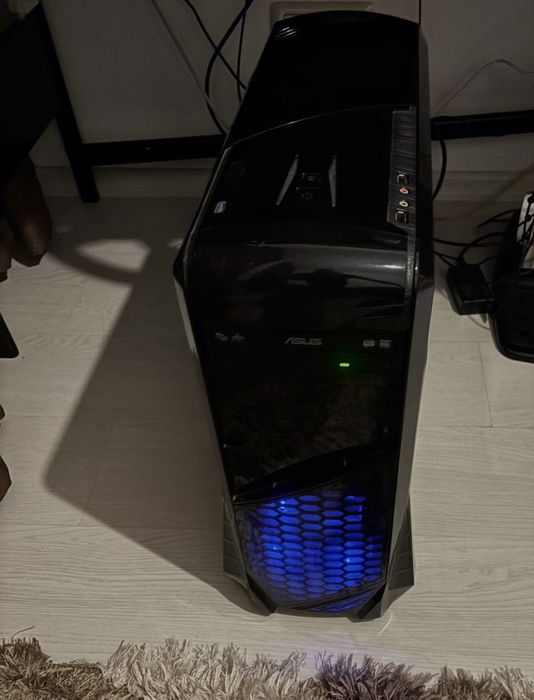 Vând birou, calculator, monitor, mouse și tastatură