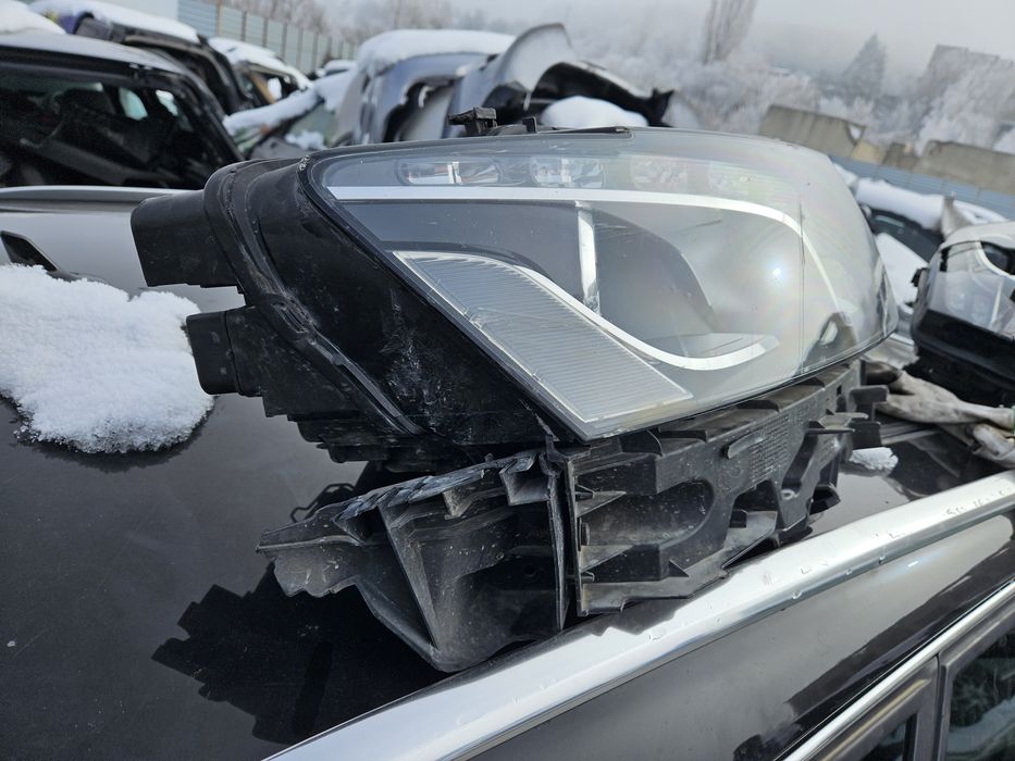 Десен фар за Audi Q5 2010god