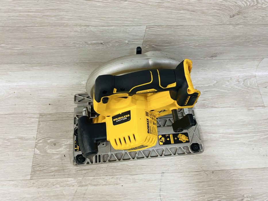 Circular Dewalt DCS572