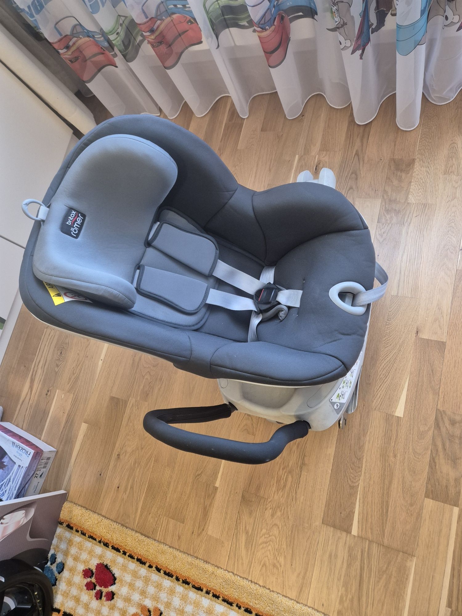 Продавам детско столче за кола Britax Romer 0-18 kg. Isofix