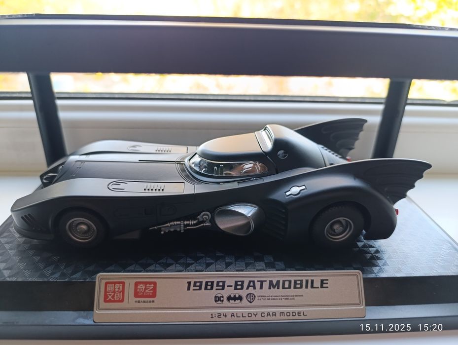 Продаю металлическую машину Бэтмобиль