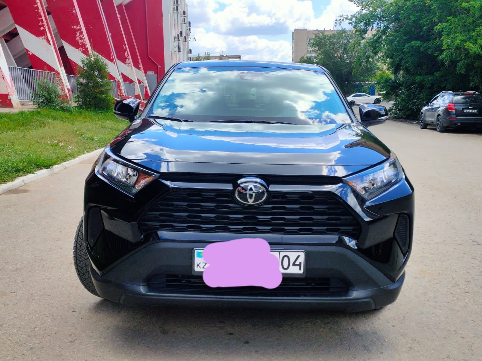 Автомобиль Toyota RAF4