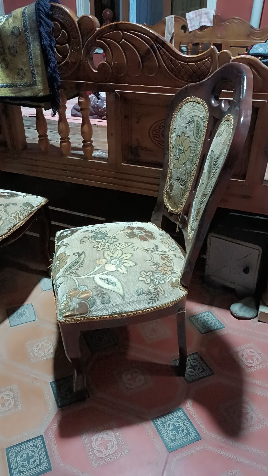 Стол со стульями.