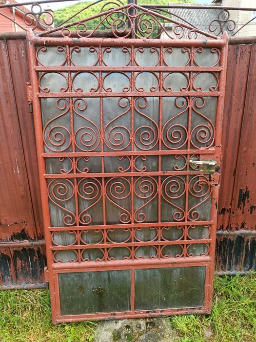 Poartă și portiță intrare curte.