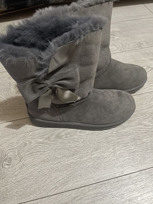 UGG marimea 41 dar merg la 40