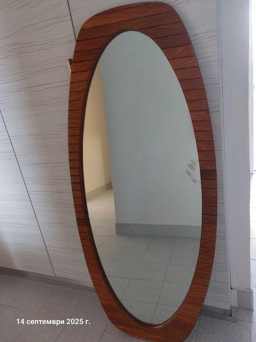 Продавам огледало за коридор.