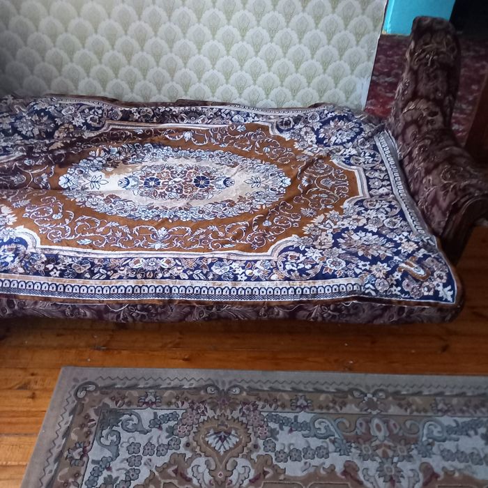 Продам мебель б/у :мягкую мебель 15000 . Горку в зал 35000  и т.д