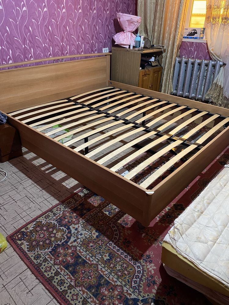 Продам двухспальню кровать без матраса