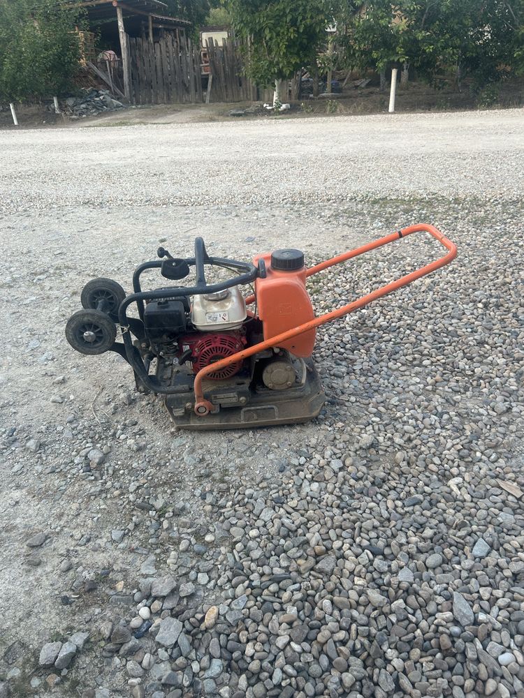 Închiriez talpă compactoare