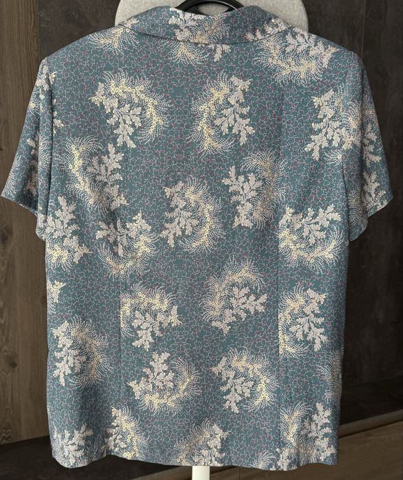 Новая блузка в M/L размере.