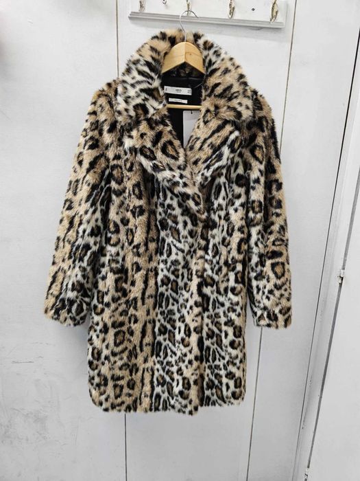 Продавам чисто ново дамско палто на Манго М размер