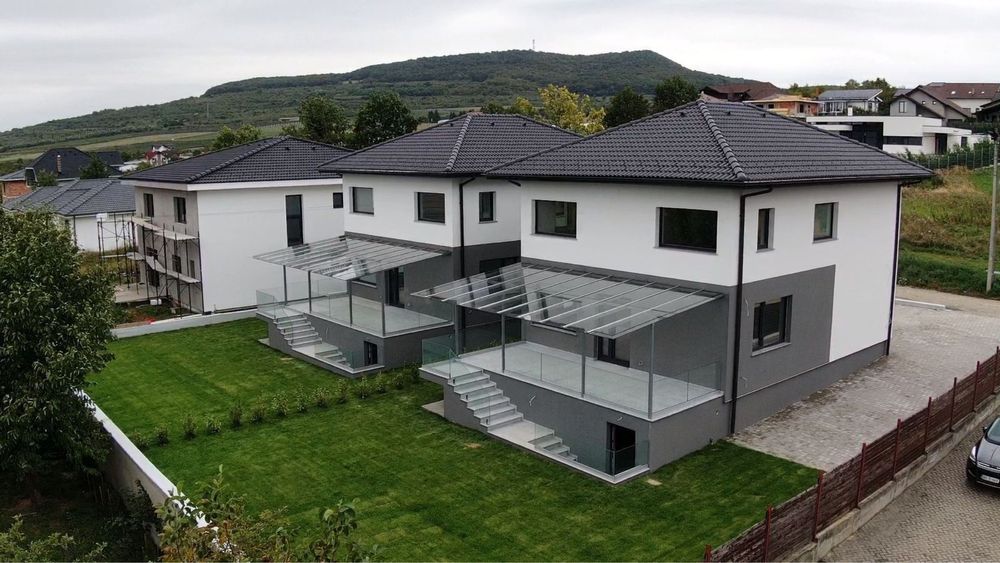 2 case de vanzare str Catinei Bistrita