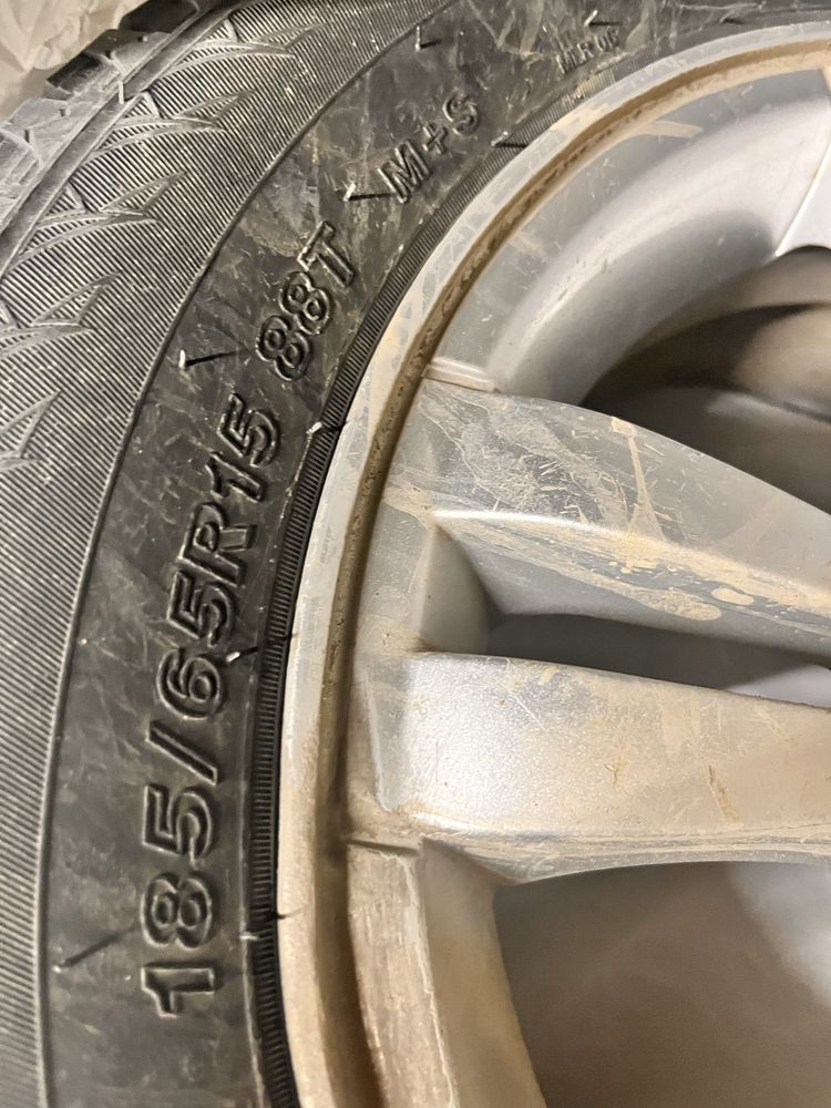 Продаю шины с диской r15 .185/65,зимний в хорошем состояние