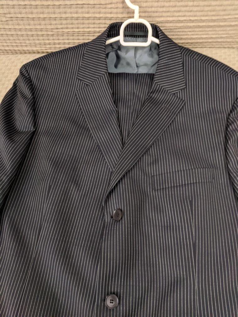 Vând costum Hugo Boss mărime 56 la 3 nasturi , original