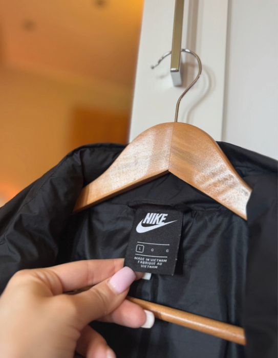 vand geaca nike.