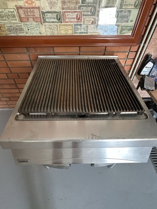 Гриль газовый для жарки стейков в ресторане, кафе