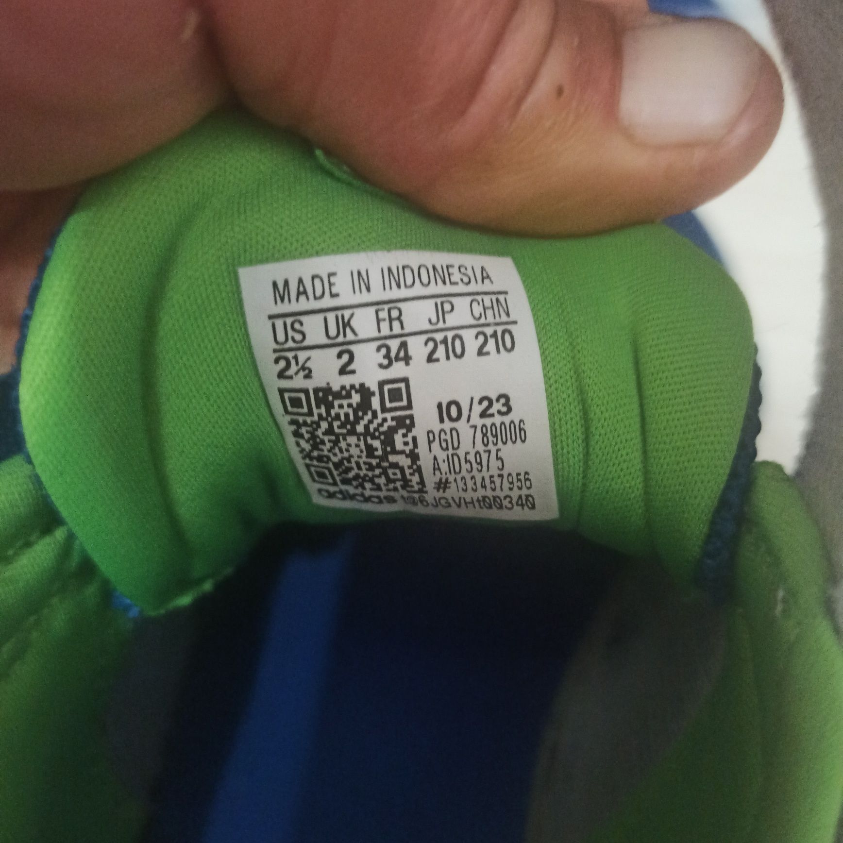 Оригинални маратонки Adidas.