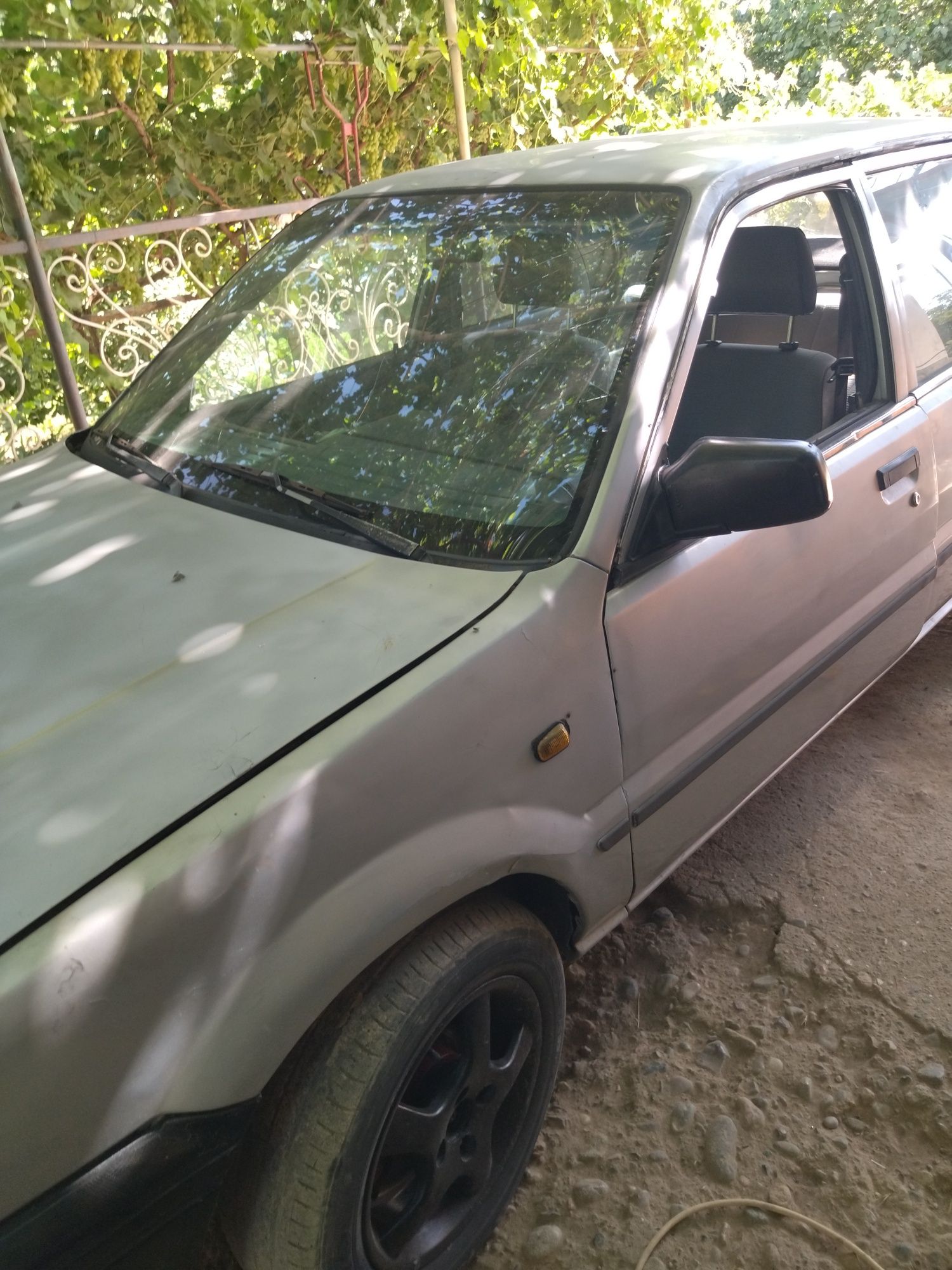 Nissan sotiladi 1990-yilda ishlab chiqarilgan