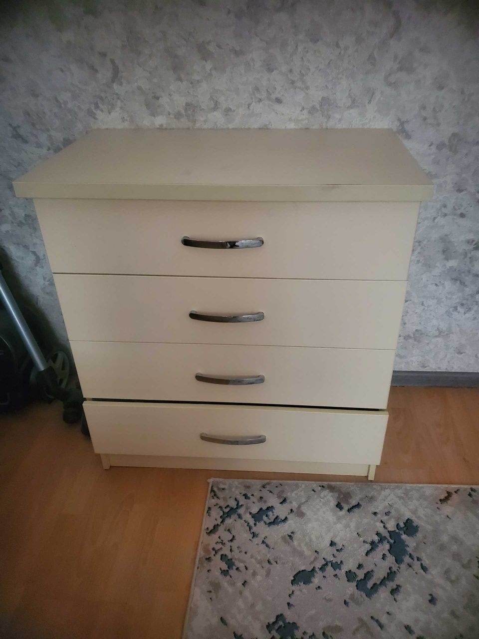 Кровати, честер и письменный стол